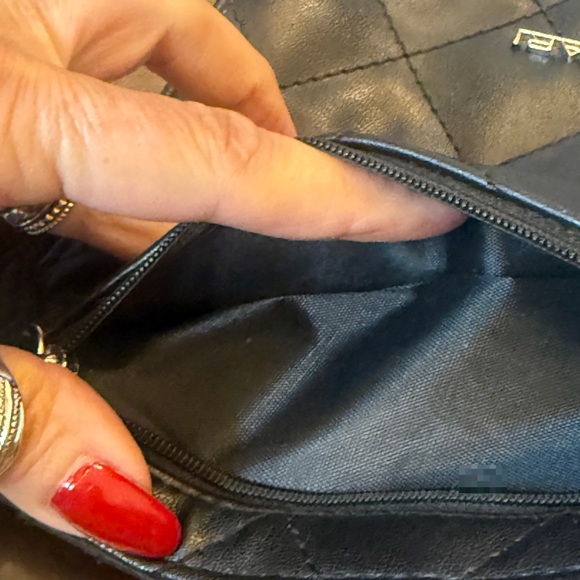 Tahari NWOT Black Quilted bi fold wallet 2 interior pockets 1 exterior card slot - Picture 6 of 8